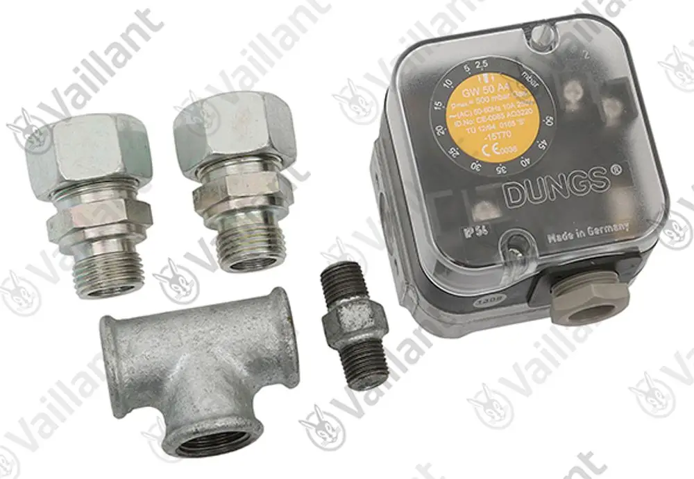 Vaillant Gasdruckwächter mit mehreren Anschlussstücken. Komponenten umfassen zylindrische Teile und eine Messgeräteeinheit aus Metall, beschriftet und in einer neutralen Umgebung angeordnet.
